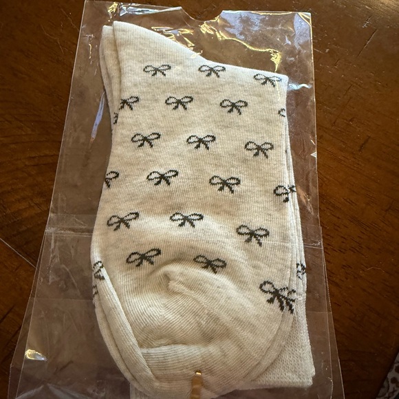 Unknown Accessories - Women’s Cream Socks with Bow Pattern